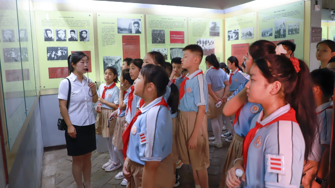致敬抗戰(zhàn)英雄 篤定強(qiáng)國(guó)信念:駐馬店實(shí)驗(yàn)小學(xué)開(kāi)展主題教育活動(dòng)