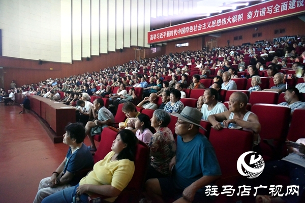 黃河戲劇節(jié)參賽劇目豫劇《女人是座山》平輿震撼上演 演繹堅(jiān)韌母愛感動(dòng)全場(chǎng)