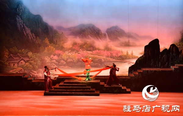 黃河戲劇節(jié)參賽劇目豫劇《女人是座山》平輿震撼上演 演繹堅(jiān)韌母愛(ài)感動(dòng)全場(chǎng)