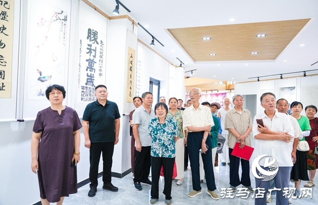 西平縣舉行紀念抗戰(zhàn)勝利80周年老年書畫剪紙展