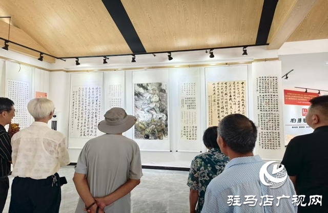 西平縣舉行紀念抗戰(zhàn)勝利80周年老年書畫剪紙展