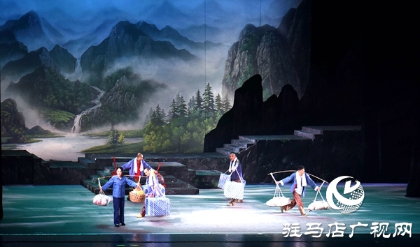 黃河戲劇節(jié)參賽劇目豫劇《女人是座山》平輿震撼上演 演繹堅(jiān)韌母愛感動(dòng)全場(chǎng)
