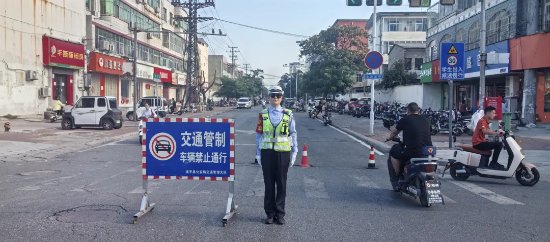 遂平縣交警全力護(hù)航開學(xué)季