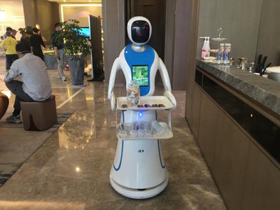 餐廳送餐機器人撞傷孩子誰擔責？