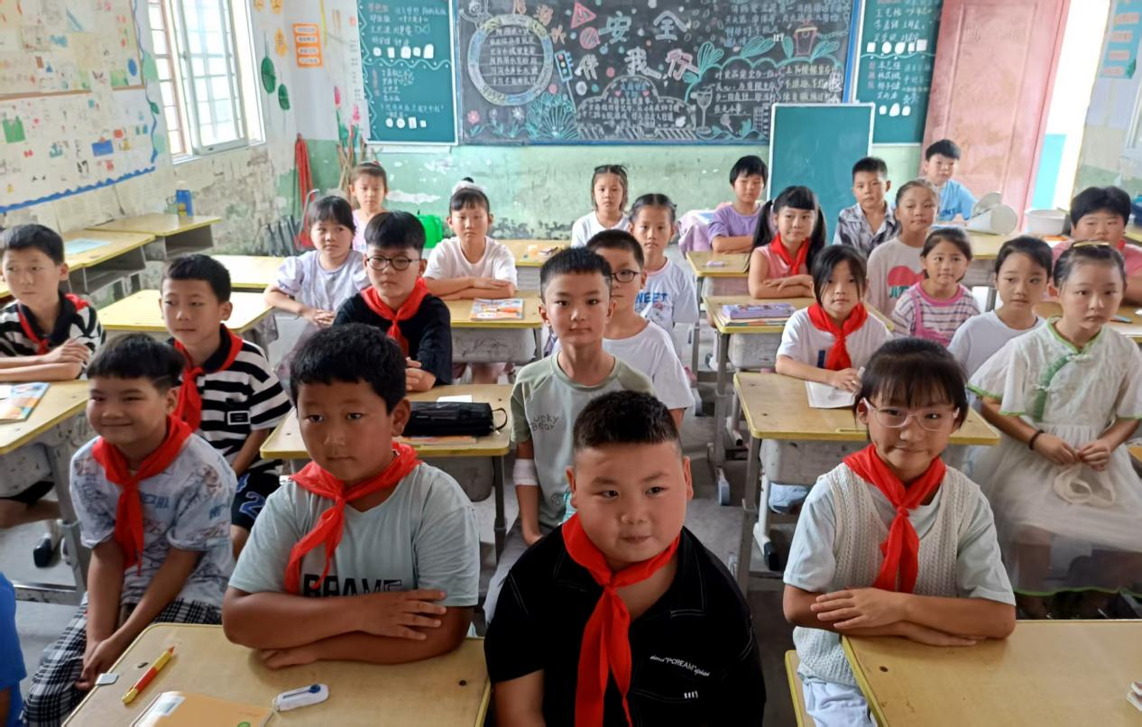 汝南縣古塔付樓小學(xué)少先隊(duì)員觀看抗戰(zhàn)勝利80周年紀(jì)念大會