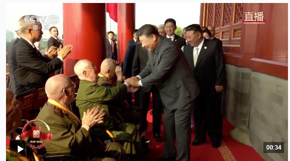 致敬英雄！習近平與天安門城樓觀禮席的抗戰(zhàn)老兵親切握手
