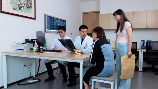 挺直腰板！讓孩子遠離脊柱側(cè)彎