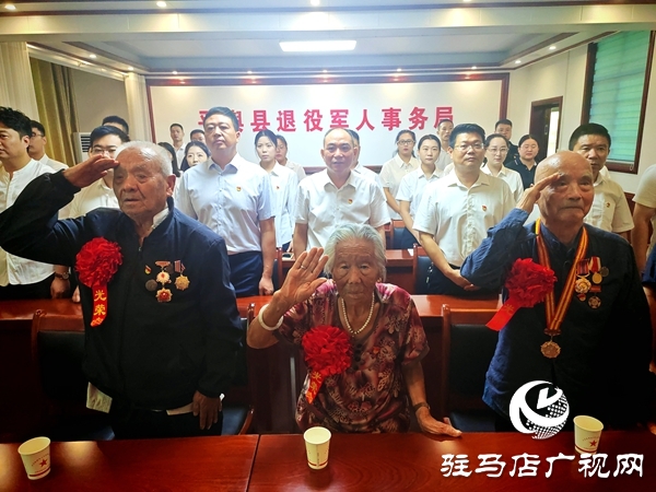 平輿縣退役軍人事務(wù)局邀請(qǐng)三位九旬抗戰(zhàn)老兵共同收看抗戰(zhàn)勝利80周年閱兵活動(dòng)直播