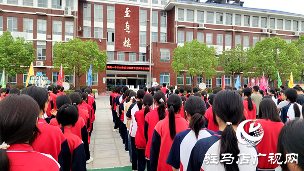 平輿縣第一初級(jí)中學(xué)舉行紀(jì)念抗戰(zhàn)勝利80周年閱兵觀禮后秋季國(guó)旗下校長(zhǎng)講思政課