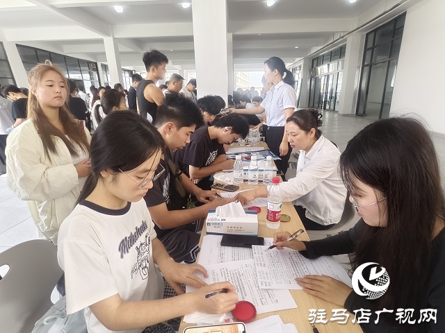 中原銀行駐馬店分行走進(jìn)確山職教園區(qū) 高效服務(wù)2600余名學(xué)生辦理校園一卡通