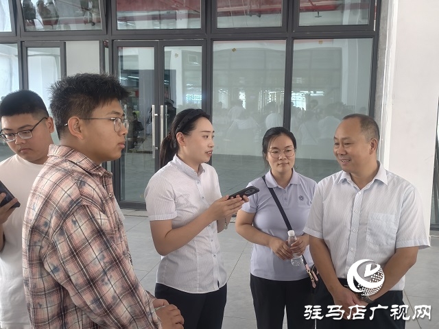 中原銀行駐馬店分行走進(jìn)確山職教園區(qū) 高效服務(wù)2600余名學(xué)生辦理校園一卡通