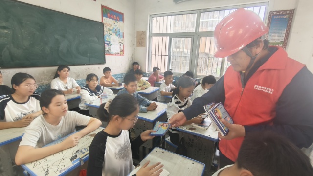 國(guó)網(wǎng)新蔡縣供電公司開(kāi)展“開(kāi)學(xué)安全第一課”活動(dòng) 共筑校園用電安全防線
