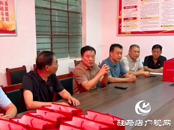 平輿縣教育局、古槐中心學(xué)校赴平輿三中開展教師節(jié)慰問活動