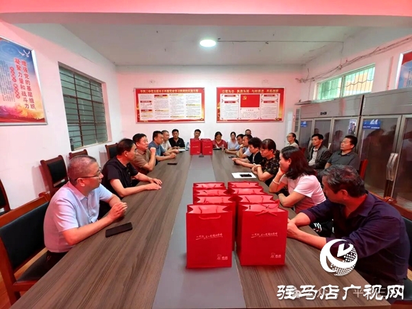平輿縣教育局、古槐中心學(xué)校赴平輿三中開展教師節(jié)慰問(wèn)活動(dòng)