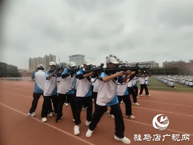  駐馬店市實(shí)驗(yàn)中學(xué)2025級新生拓展訓(xùn)練暨國防教育匯報(bào)表演舉行