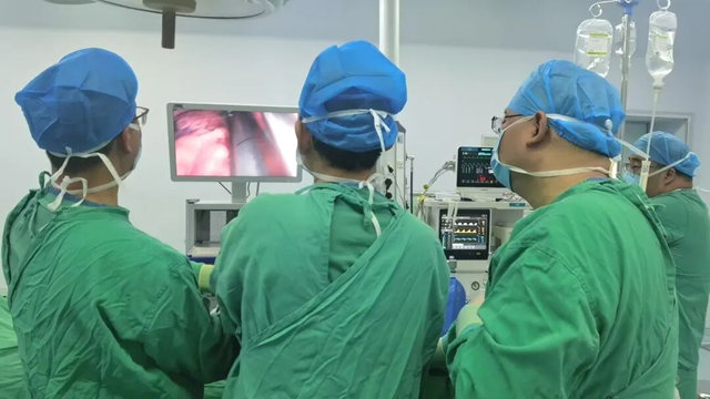 駐馬店市中心醫(yī)院：戀愛(ài)不敢牽手，考試洇透試卷，駐馬店市23歲小伙的難言之隱