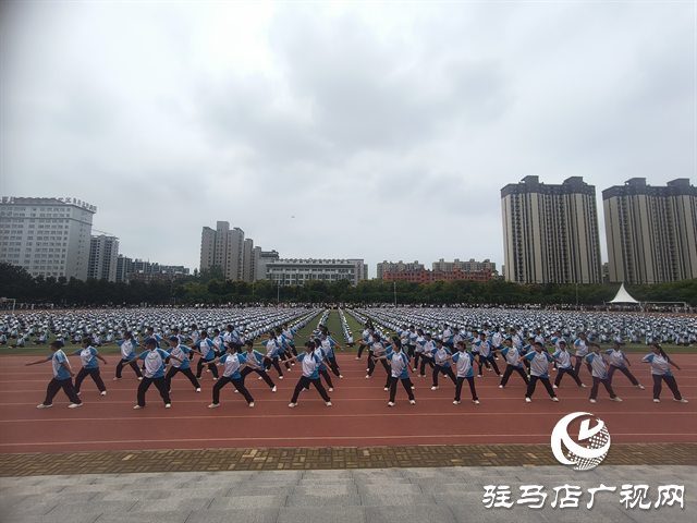  駐馬店市實(shí)驗(yàn)中學(xué)2025級新生拓展訓(xùn)練暨國防教育匯報(bào)表演舉行