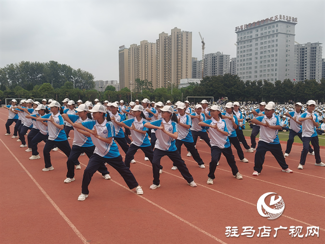  駐馬店市實(shí)驗(yàn)中學(xué)2025級新生拓展訓(xùn)練暨國防教育匯報(bào)表演舉行