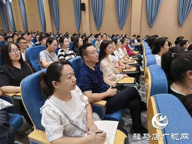  駐馬店經(jīng)濟開發(fā)區(qū)金雀路小學召開“萌芽向光?家校共赴”一年級家長會