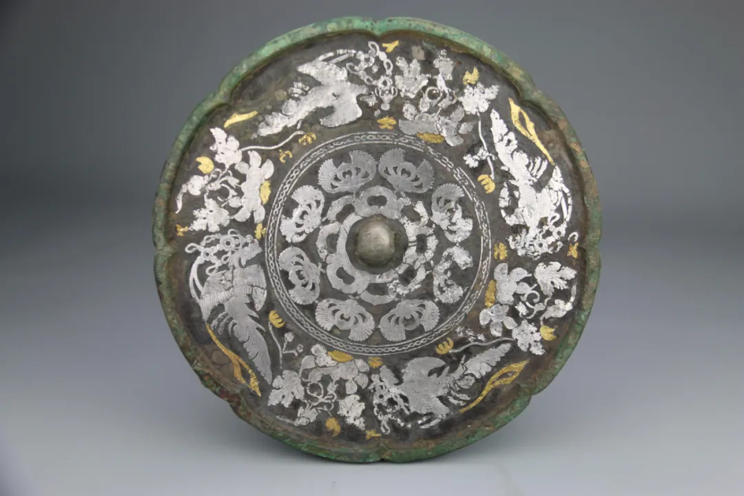 文博日歷丨唐代銅鏡上的“三人行，必有我?guī)煛? /></p>
<p style=