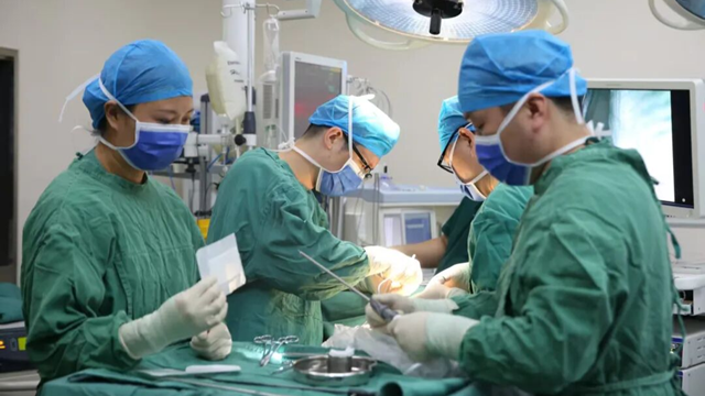  駐馬店市第一人民醫(yī)院心胸外科單孔胸腔鏡手術(shù)治療早期肺癌，患者康復(fù)贈三錦旗表感激！