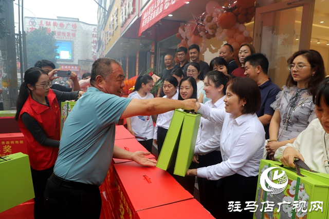 確山縣好人協(xié)會攜手愛心企業(yè)慰問優(yōu)秀教師