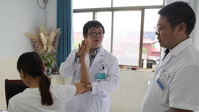 聚焦織網(wǎng) 同質(zhì)發(fā)展——駐馬店市中心醫(yī)院專家團(tuán)走進(jìn)汝南縣中醫(yī)院開展義診活動