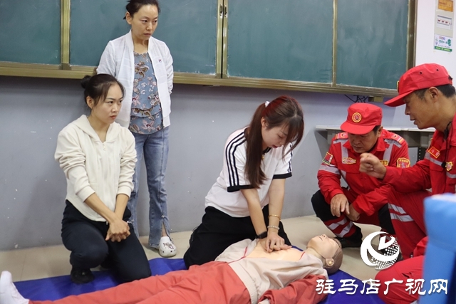驛城區(qū)紅十字會(huì)攜手駿馳救援隊(duì)走進(jìn)駐馬店市第九小學(xué) 開(kāi)展“世界急救日”主題教育活動(dòng)