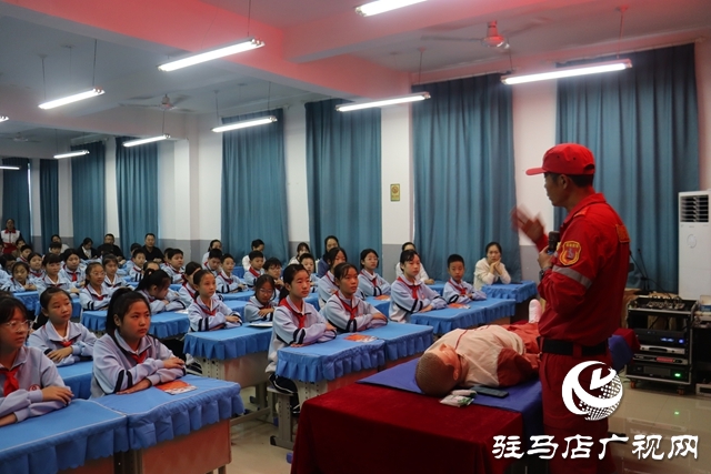 驛城區(qū)紅十字會(huì)攜手駿馳救援隊(duì)走進(jìn)駐馬店市第九小學(xué) 開(kāi)展“世界急救日”主題教育活動(dòng)