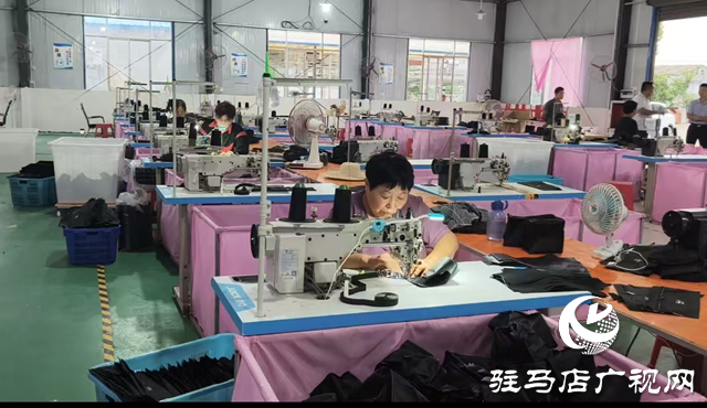 確山縣新安店鎮(zhèn)祥發(fā)箱包:訂單旺遇農(nóng)忙用工緊 政企聯(lián)動(dòng)解難題助鄉(xiāng)村就業(yè)