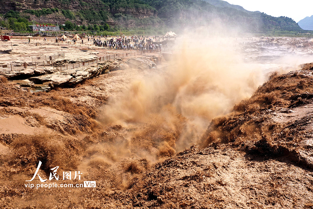 黃河壺口瀑布?xì)鈩莅蹴? /></p>
<p>2025年9月13日，山西省臨汾市吉縣，黃河壺口瀑布?xì)鈩莅蹴?，吸引眾多游客前來。呂桂明攝（人民圖片網(wǎng)）</p>
      <!--ecms.*-->
      <p class=