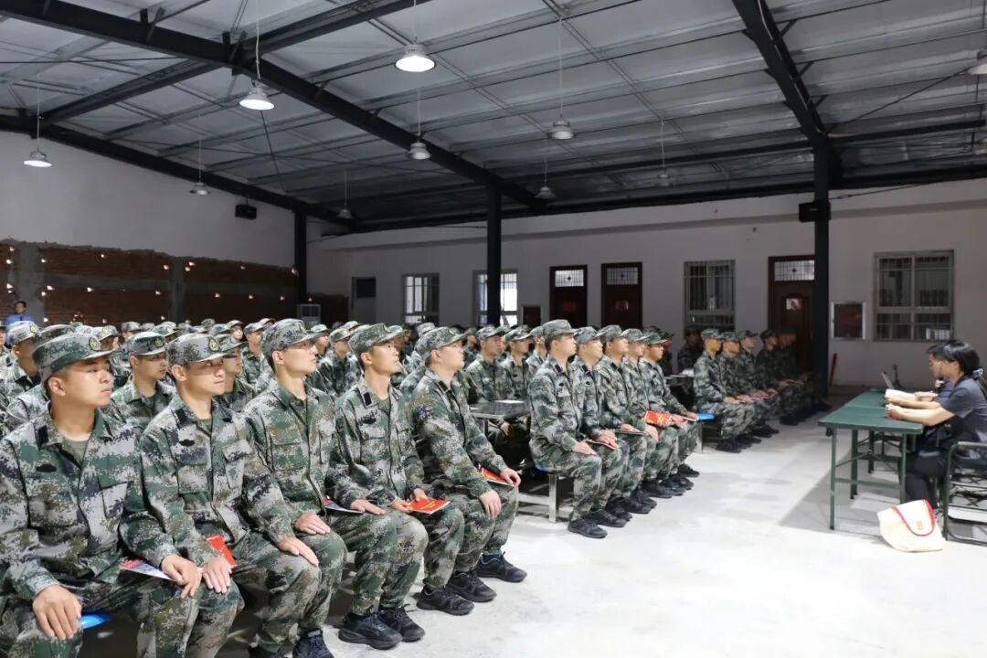 正陽法院聯(lián)手檢察院開展“送法進軍營”活動 助力新兵筑牢法治之基