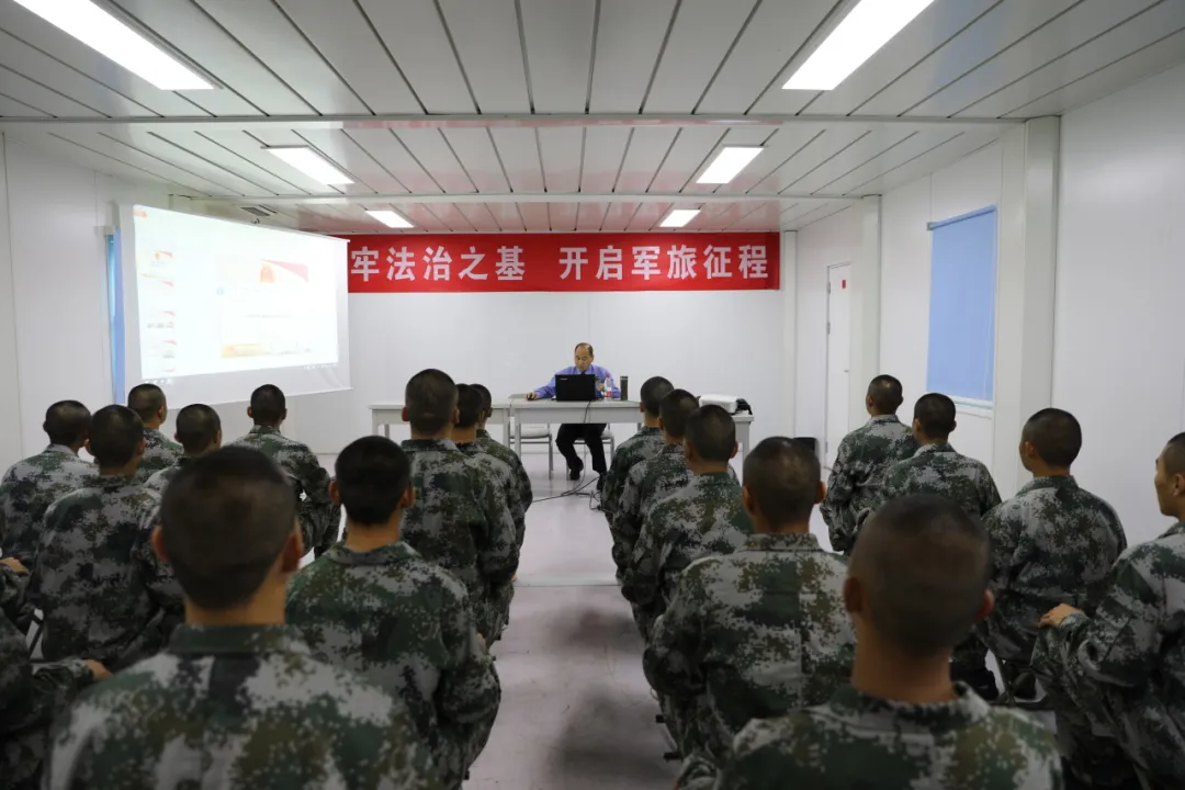 ?駐馬店市檢察院+驛城區(qū)檢察院:赴軍營開展新兵法治宣講