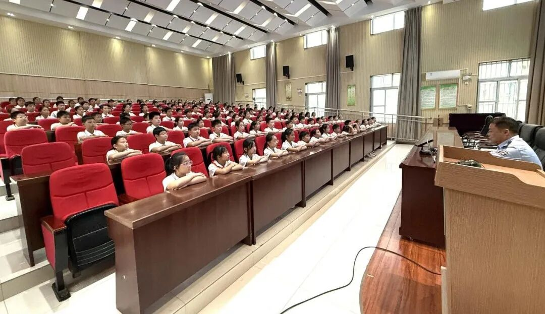 駐馬店市第三十三小學(xué)開展法治教育講座：法治進(jìn)校園 安全伴成長