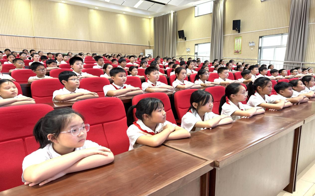 駐馬店市第三十三小學(xué)開展法治教育講座：法治進(jìn)校園 安全伴成長