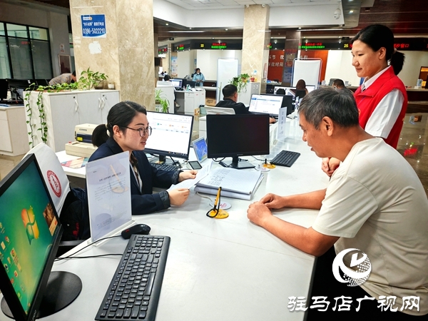 平輿縣政務(wù)服務(wù)大廳：“紅馬甲”飄動(dòng)處 政務(wù)服務(wù)暖人心