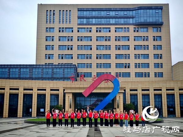 平輿縣政務(wù)服務(wù)大廳：“紅馬甲”飄動(dòng)處 政務(wù)服務(wù)暖人心