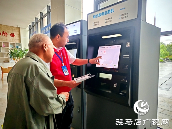 平輿縣政務(wù)服務(wù)大廳：“紅馬甲”飄動(dòng)處 政務(wù)服務(wù)暖人心