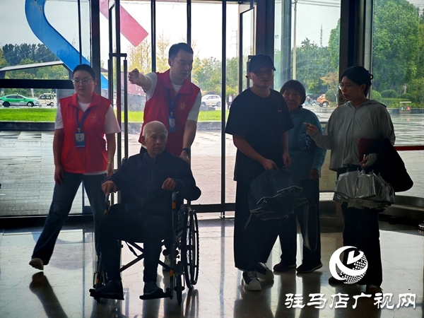 平輿縣政務(wù)服務(wù)大廳：“紅馬甲”飄動(dòng)處 政務(wù)服務(wù)暖人心