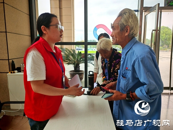 平輿縣政務(wù)服務(wù)大廳：“紅馬甲”飄動(dòng)處 政務(wù)服務(wù)暖人心