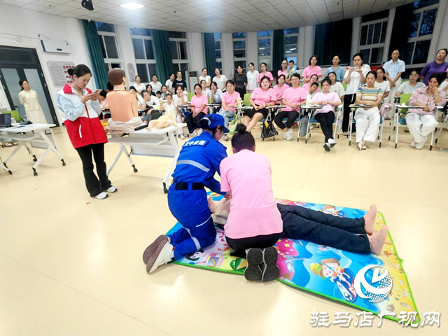 駐馬店經(jīng)濟(jì)開發(fā)區(qū)紅十字會開展應(yīng)急救護(hù)知識進(jìn)校園活動