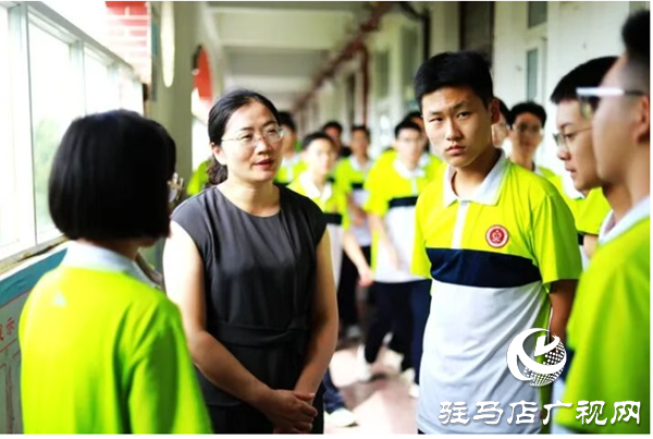 邱穩(wěn)：教壇常青樹20余年堅(jiān)守讓“因材施教”浸潤人心