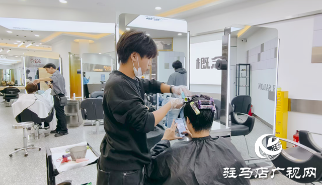 秋冬發(fā)型煥新熱潮：簡約質(zhì)感與溫暖色系成主流風(fēng)尚