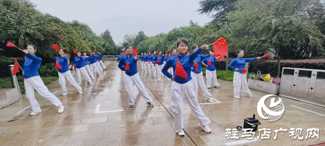 驛城區(qū)小游園健身操點(diǎn)亮居民生活