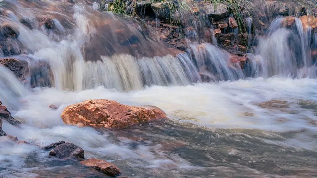 秋日秘境—駐馬店紅石崖竟藏著一道飛瀑流泉的仙境！