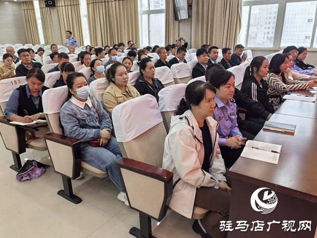 駐馬店市經(jīng)濟(jì)開發(fā)區(qū)舉辦學(xué)校食堂負(fù)責(zé)人集體約談暨食品安全培訓(xùn)會(huì)