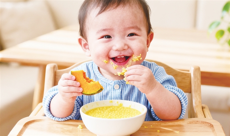 添加輔食 應(yīng)從少到多、從稀到稠