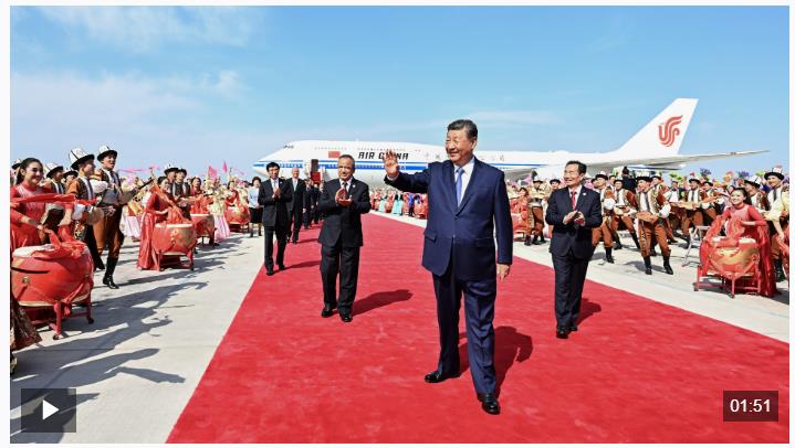 習近平率中央代表團抵達烏魯木齊出席新疆維吾爾自治區(qū)成立70周年慶祝活動