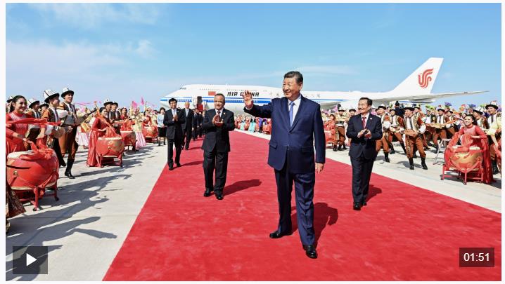 獨家視頻丨習(xí)近平率中央代表團(tuán)抵達(dá)烏魯木齊出席新疆維吾爾自治區(qū)成立70周年慶?；顒? width=
