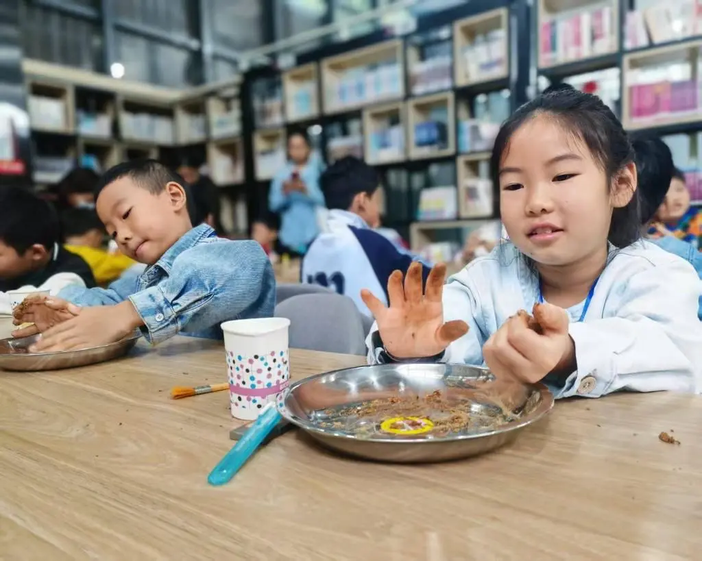 探秘非遺蓍草 傳承天中文脈 | 駐馬店市圖書館舉辦非遺蓍草手工制作活動(dòng)